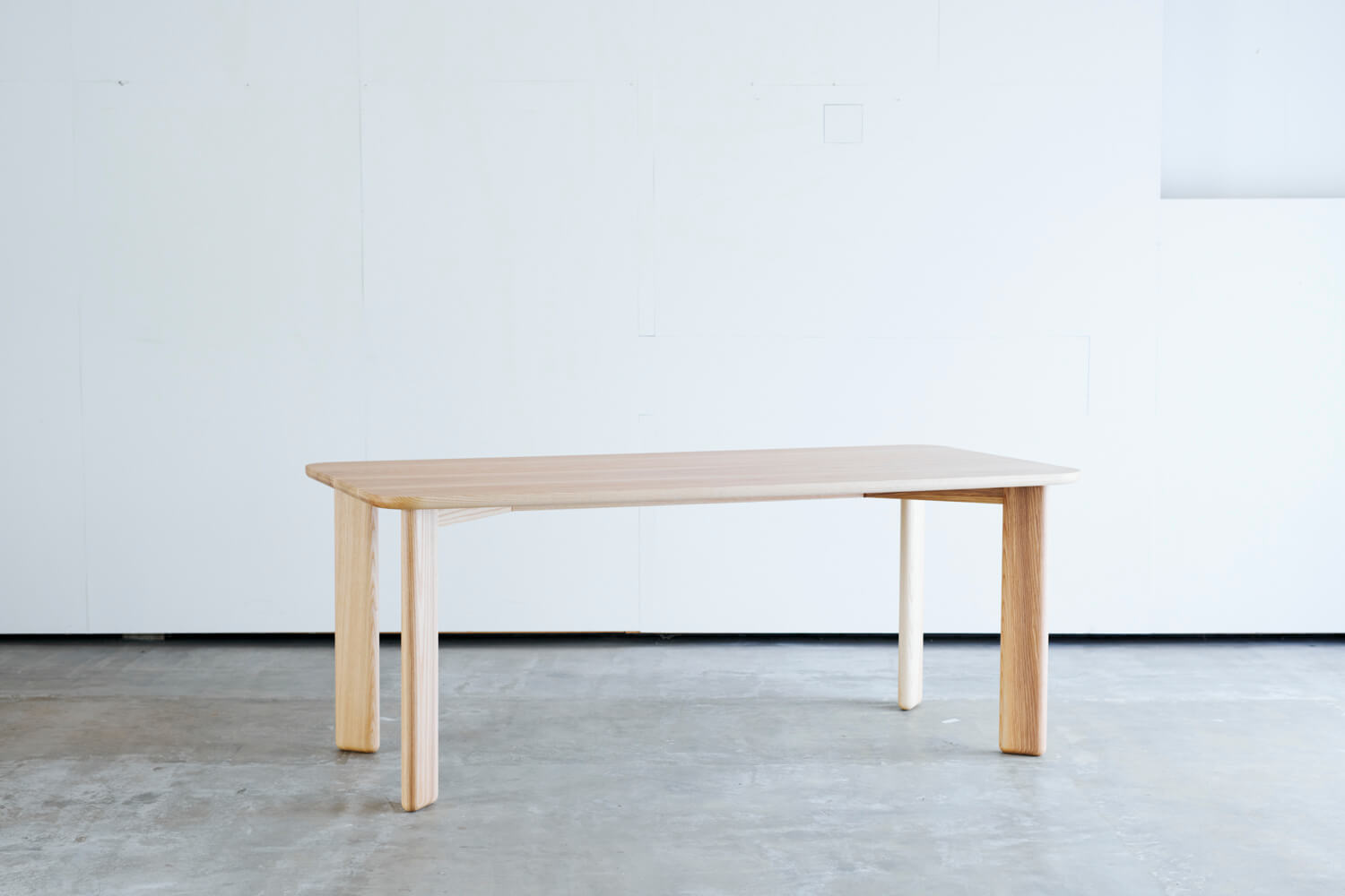 ボードテーブル – white ash - 杉工場